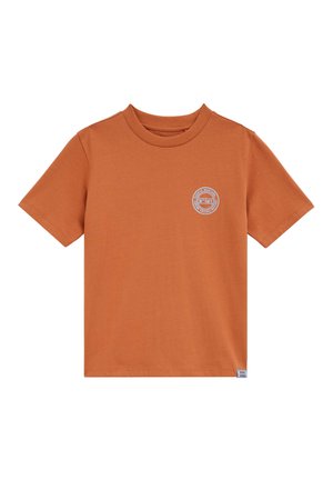 Tričko s krátkym rukávom v tehlovo oranžovej farbe s okrúhlym výstrihom, s malým bielym kruhovým logom na ľavej strane hrudníka s nápisom "No 101".
