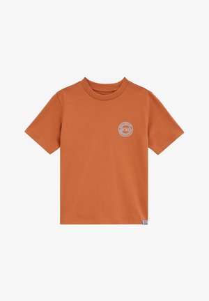 Narančasta majica kratkih rukava s okruglim bijelim logotipom na lijevoj strani prsa na kojem piše "Broj 101".