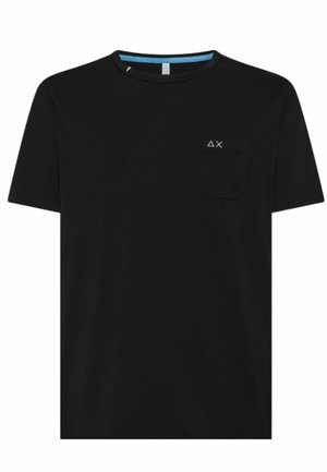 T-shirt nera a maniche corte in cotone, con una piccola tasca sul petto e un accento blu all'interno del colletto. Design semplice e classico.