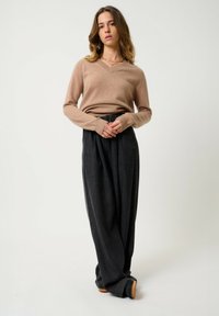 Authentic Cashmere COL V - Striktrøje - mottled camel