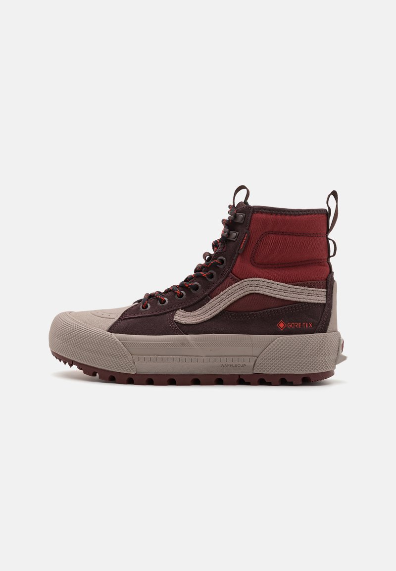 Visoke tenisice koje sadrže tamnocrvene i sive tekstile, strukturiranu gumenju kapu za prste, metalne rupice i uzorčenu potplat s GORE-TEX oznakom.