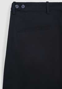 Pantaloni blu navy con una texture liscia, due bottoni frontali e una tasca posteriore singola con un'apertura orizzontale.