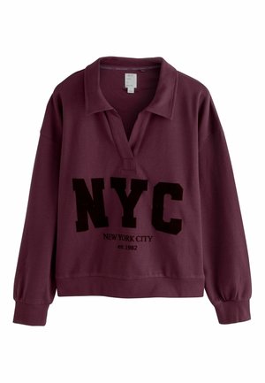 Bordeaux sweatshirt met een polokraag, voorzien van een grafisch "NYC" in zwart en de tekst "NEW YORK CITY est. 1982" daaronder. Zacht, gestructureerd stof.