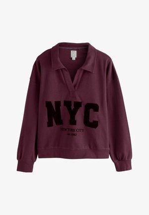 Bordo sportinė maikutė su polo apykakle, kuri turi grafiką "NYC" juodos spalvos ir užrašą "NEW YORK CITY est. 1982" žemiau. Minkšta, tekstūruota medžiaga.