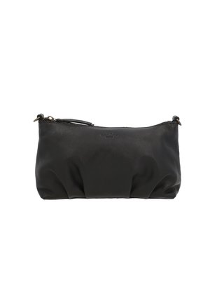 Schwarze Leder-Clutch mit einer weichen, strukturierten Oberfläche und gerafftem Detail am Boden. Verfügt über einen Reißverschluss und einen schmalen Tragegurt.