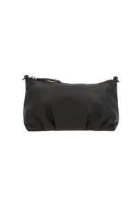 Zwarte leren clutch met een zachte, gestructureerde oppervlakte en geplooide details aan de onderkant. Voorzien van een ritssluiting en een slanke schouderriem.