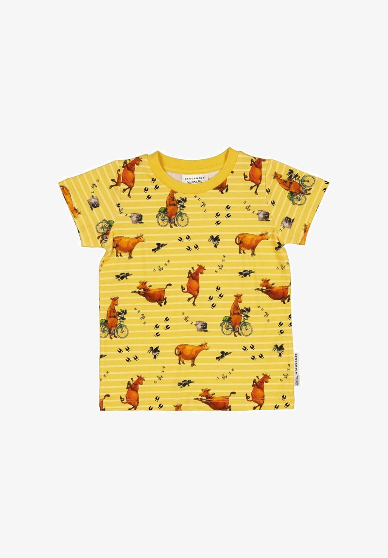 Gul kortærmet t-shirt med et legende dyreprint, der viser køer, fugle og cykler, på en stribet baggrund. Blød, glat tekstur.