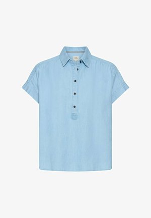 Chemise bleu clair à manches courtes avec col et demi-patte de boutonnage comportant cinq boutons foncés.