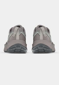 Graue Wanderschuhe mit strukturiertem Obermaterial, robuster Gummisohle, Zuglasche an der Ferse für einfaches An- und Ausziehen und einem schlichten, funktionalen Design.