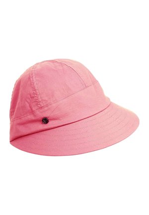 Różowy kapelusz typu bucket z przeszyciami i małym, okrągłym czarnym logo na boku, prezentowany na białym tle.