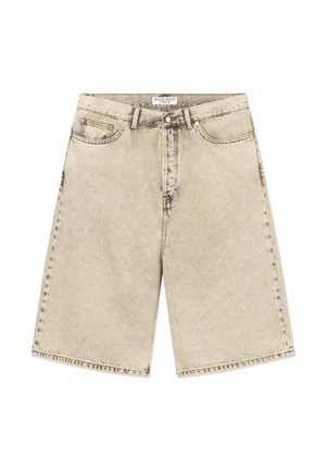 Beżowe kamiennie prane szorty dżinsowe z przodu zapinane na guzik i zamek błyskawiczny, szlufkami na pasek oraz pięcioma kieszeniami, z metką "Wood Wood Type 16" wewnątrz pasa.