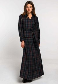 Conjunto de vestido y blusa en tonos verde oscuro y burdeos. Manga larga, cierre frontal con botones, cintura atada y diseño de falda maxi fluida. Tejido suave.