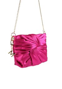 Bolso de mano de satén rosa con diseño plisado, cadena dorada y charm decorativo con la letra "M". Textura suave con forma estructurada.