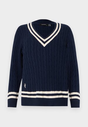 Mornarsko modra pulover z kitko pletenim vzorcem z belimi dvojnimi črtami na V-izrezu, manšetah in spodnjem robu, z majhnim izvezenim logotipom blizu spodnjega roba.