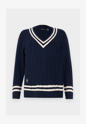 Mornarsko modra pulover z kitko pletenim vzorcem z belimi dvojnimi črtami na V-izrezu, manšetah in spodnjem robu, z majhnim izvezenim logotipom blizu spodnjega roba.
