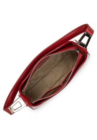 Sac à épaule en cuir rouge avec fermeture éclair, doté d'un intérieur beige et de quincaillerie en argent. Comprend des compartiments et une bandoulière réglable.