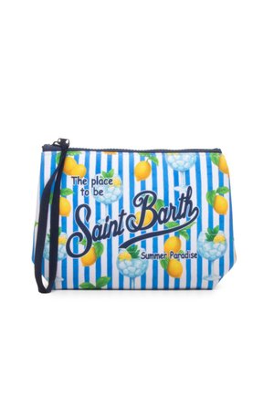 Busta a righe blu e bianca con limoni, bicchieri da cocktail, cerniera nera, cinturino da polso blu navy e testo "The place to be Saint Barth Summer Paradise."