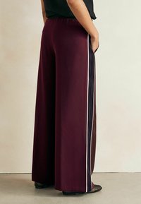 Next TALL - Träningsbyxor - berry red