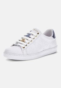 Sneaker bianca con una tomaia texturizzata che presenta motivi in rilievo, dettagli oro e blu, e una suola in gomma bianca. Design con lacci.