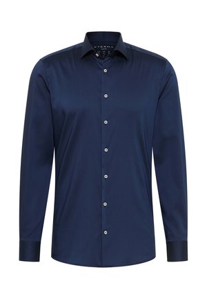 Marineblaue langärmlige Hemd aus glattem Stoff, mit einem spitzen Kragen und silbernen Knöpfen vorne, sowie mit geknöpften Manschetten.
