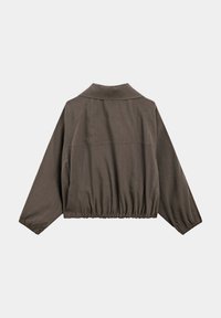 Giacca marrone, corta, con una texture liscia, colletto ampio, orlo elasticizzato e maniche lunghe. Il retro presenta un design minimalista.