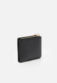 Portafoglio in pelle nera con superficie texturizzata, caratterizzato da una cerniera dorata e una forma rettangolare slim. Design compatto e minimalista, in posizione chiusa.