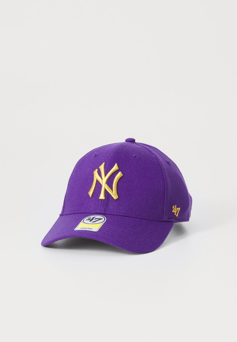 Fialová baseballová čiapka s žltou vyšitou logom "NY"; má zakrivený okraj a nastaviteľný remienok, vyrobená z textúrovanej tkaniny.