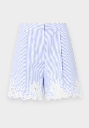 Shorts rayés bleu et blanc avec un design plissé, ornés d'une bordure en dentelle à l'ourlet. Tissu léger avec une texture douce.