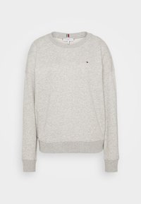 Lichtgrijze sweatshirt met een ronde hals, ribgebreide manchetten en zoom, en een klein geborduurd logo. Zachte textuur, iets losse pasvorm.