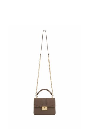 Piccola borsa rettangolare color taupe con manico superiore e lunga tracolla a catena dorata, con una chiusura rettangolare dorata sulla patta frontale.