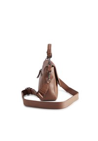 Brun læder crossbody taske med tekstureret overflade, justerbar rem og sølvhardware detaljer. Side lomme synlig. Kompakt design.