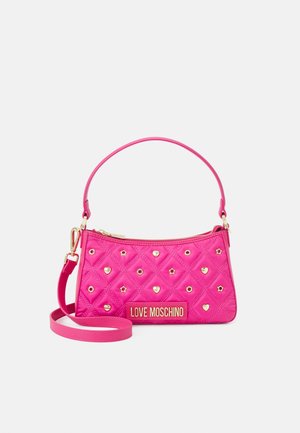 Jasnoróżowa pikowana torebka z złotym sercem, gwiazdkowymi ćwiekami, górną rączką, odpinanym paskiem na ramię i plakietką z logo "LOVE MOSCHINO" z przodu.