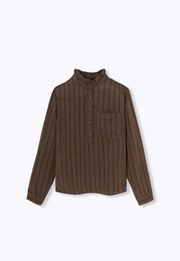 Chemise à manches longues rayée marron avec un col froncé, des boutons à l'avant et une poche poitrine. Le matériau semble doux et texturé.