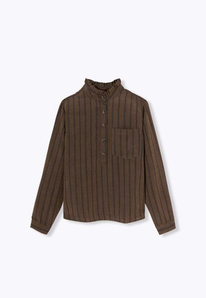 Chemise à manches longues rayée marron avec un col froncé, des boutons à l'avant et une poche poitrine. Le matériau semble doux et texturé.