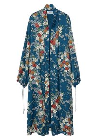 Robe longue bleue style kimono à fleurs rouges, blanches et orange, manches amples et poignets à cordon.
