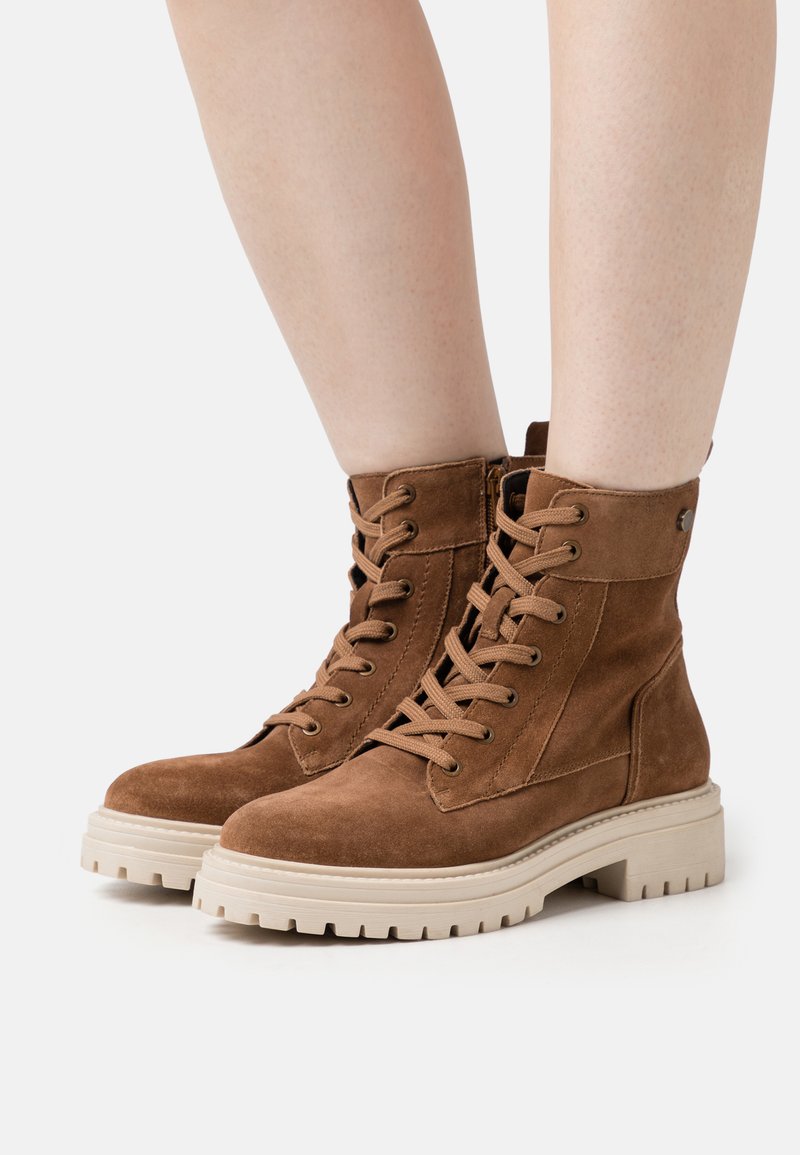 Botas Vaqueras Y Sombrero Western. Vector Gráfico Vaquero Señal De  Bienvenida Color Imprimible Ilustración Herradura Rodeo Aislado Ilustración  del Vector - Ilustración de rodeo, arte: 215231523, image size:800x1155