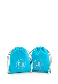 Türkise Kordelzugtaschen aus weichem Stoff. Mit einem weißen runden Logo, das "Elli" und "by Julie & Grace" zeigt. Mit silbernen Kordelakzenten.