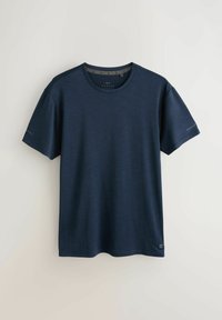 Marineblaue Activewear-T-Shirt mit kurzen Ärmeln, Rundhalsausschnitt, dezentem Strukturmuster und kleinem Markenlogo auf der unteren Vorderseite.