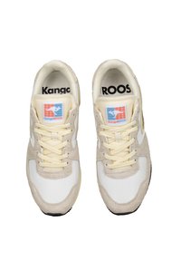 Sneaker in suede e mesh beige con accenti bianchi e suola gialla. Presenta una toppa con logo sulla linguetta e lacci beige.