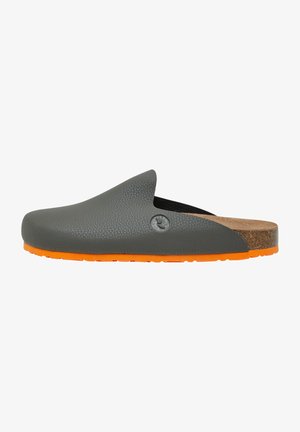 Grau farbener Clog aus strukturiertem Synthetikmaterial, mit einer orangen Gummisohle. Sichtbares Korkfußbett und minimalistisches Design ohne Metallteile.