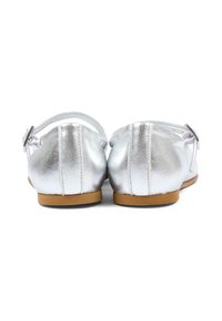 Srebrne metaliczne baletki z zaokrąglonym noskiem i płaską podeszwą, wyposażone w pasek z tyłu oraz subtelną fakturę. Prosty design bez ozdób.