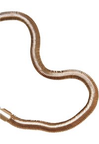 Bronsefarget fleksibel metallspiral med bølgete mønster, som har glatte kanter og jevn avstand mellom spolene. Egnet for ulike bruksområder.