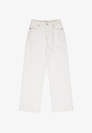 Jean en denim blanc avec une taille haute, une coupe large et un ourlet effiloché. Coutures contrastées et éléments métalliques sont présents.