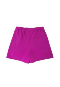 Fuchsia-Shorts aus einem glatten, leichten Stoff. Mit elastischem Bund und einer einzelnen Gesäßtasche. Minimale Markenkennzeichnung auf der Vorderseite.