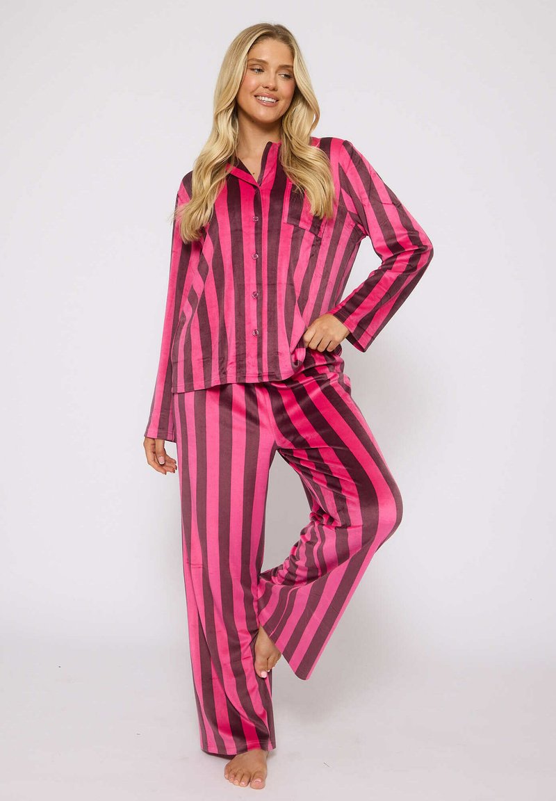 Roze en donkergrijze gestreepte pyjama set van gladde stof, bestaande uit een knoopsluitingen lange mouwen top en bijpassende wijde broek.