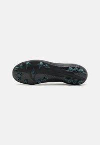 Crampons de football noirs avec une tige texturée, une forme courbée et des crampons teal sur la semelle extérieure pour une meilleure adhérence.
