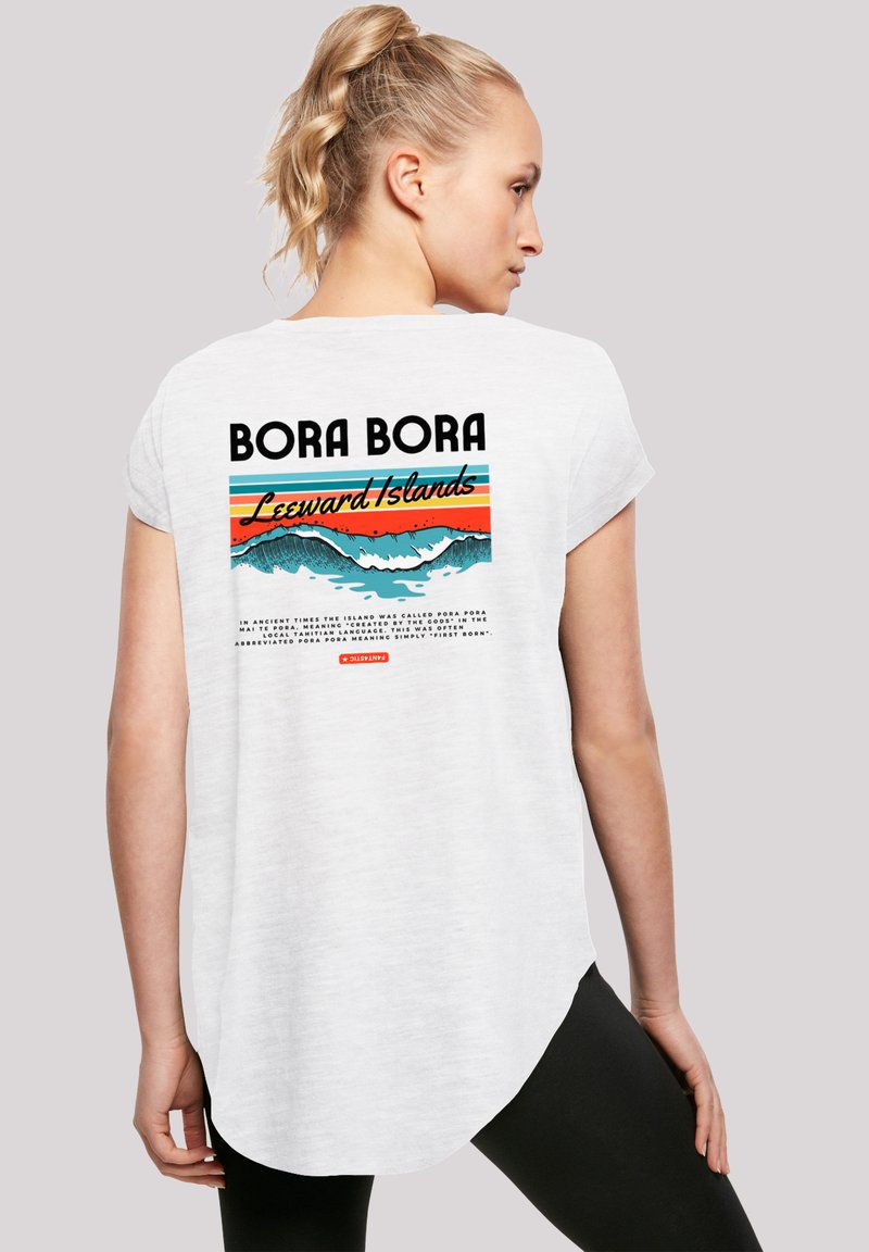 Weißes T-Shirt mit kurzen Ärmeln, das ein farbenfrohes Grafikdesign "Bora Bora Leeward Islands" und Wellen auf der Rückseite zeigt, mit einem abgerundeten Saum.