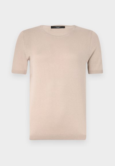 Top tricotat cu maneci scurte, de culoare bej, cu guler rotund, având o textură netedă și tiv cu nervuri. Design simplu și clasic, ideal pentru a fi purtat în straturi.