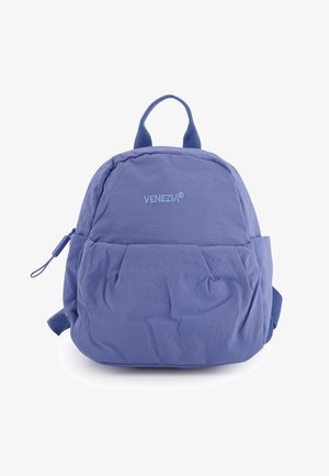 Malý fialový batoh s přední kapsou, horním úchytem a vyšitým logem "VENEZIA" na přední straně.