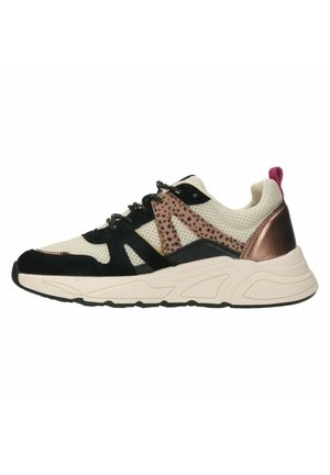 Zapatilla blanca y negra con detalles de estampado de leopardo, talón metálico bronce, lengüeta de tirador rosa y suela gruesa beige, mostrada de perfil.